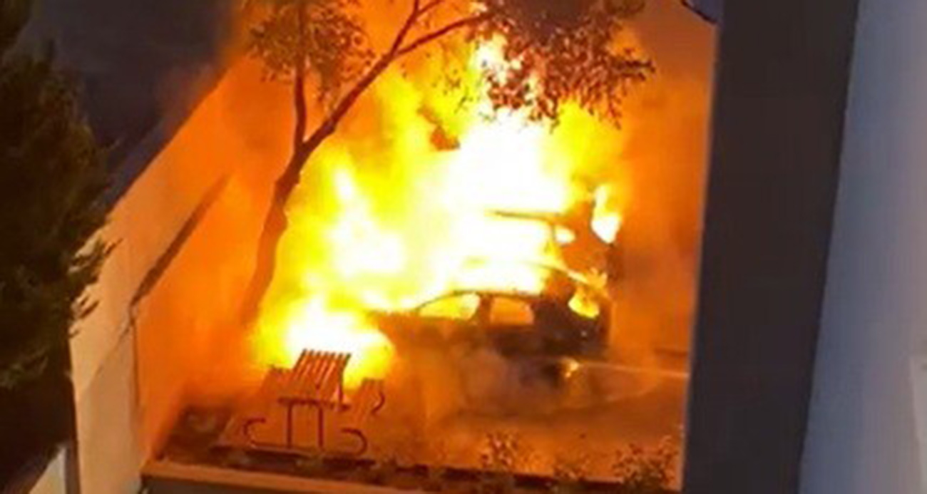 Otoparktaki 2 lüks araç yanarak küle döndü