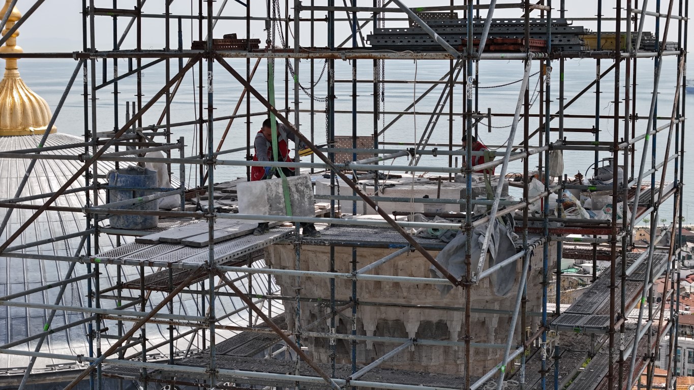 Sultanahmet Camii’nin ömrüne ömür katacak olan minare restorasyonu sürüyor