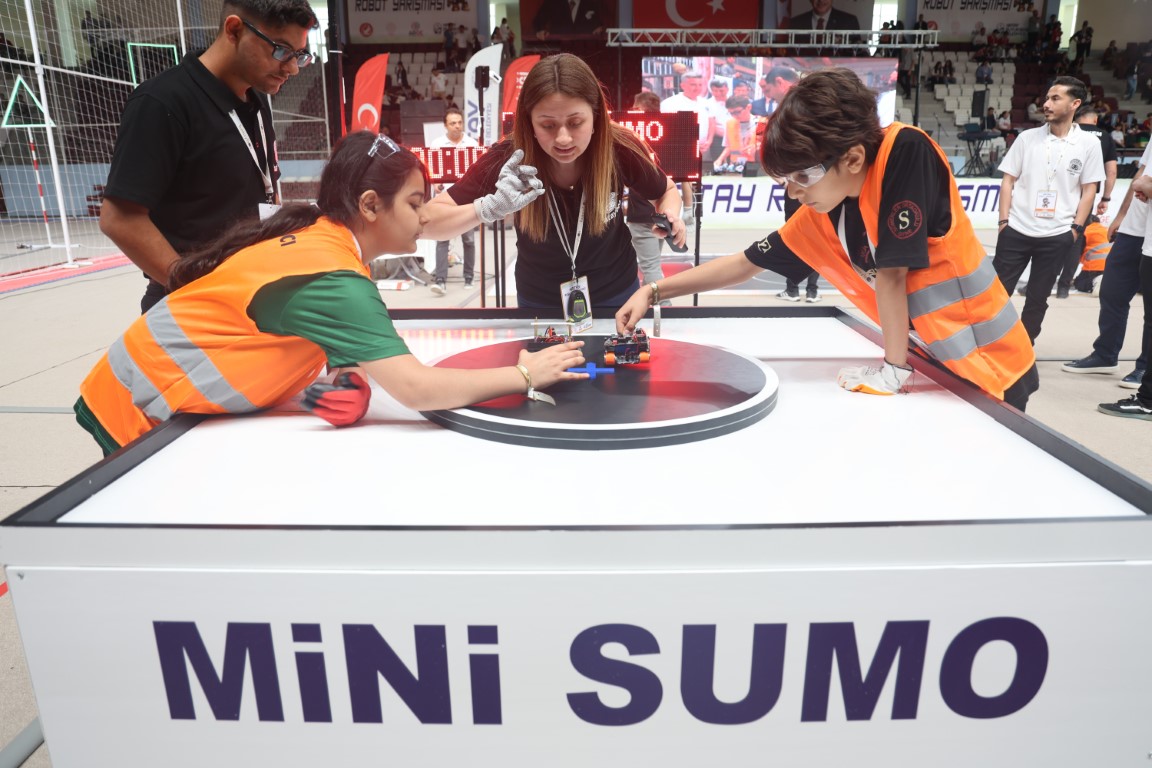 Depremzede öğrenciler ’HATAYBOT’ robot yarışmasında yarıştı