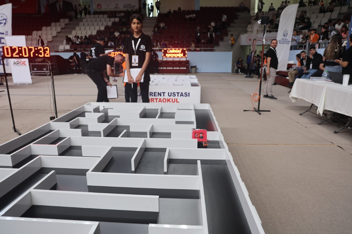 Depremzede öğrenciler ’HATAYBOT’ robot yarışmasında yarıştı