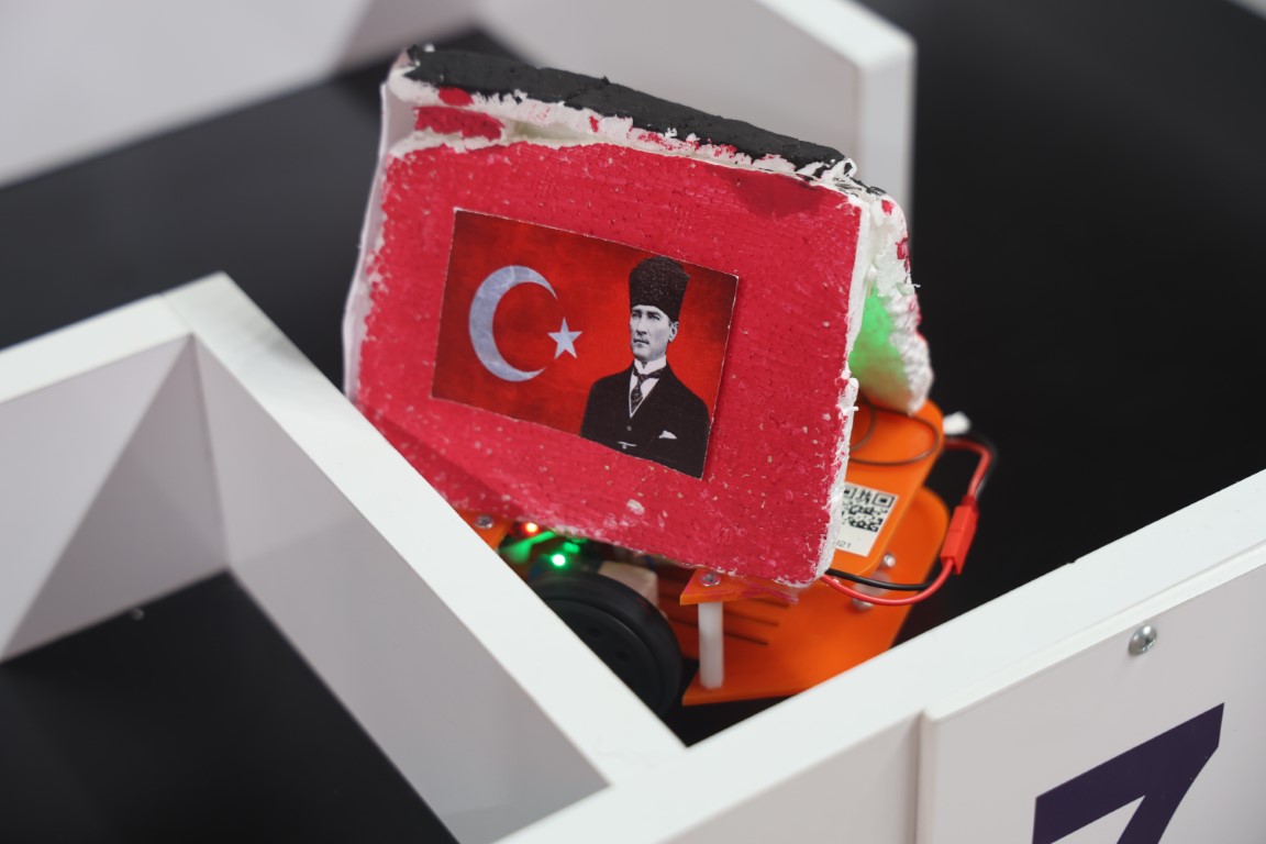 Depremzede öğrenciler ’HATAYBOT’ robot yarışmasında yarıştı