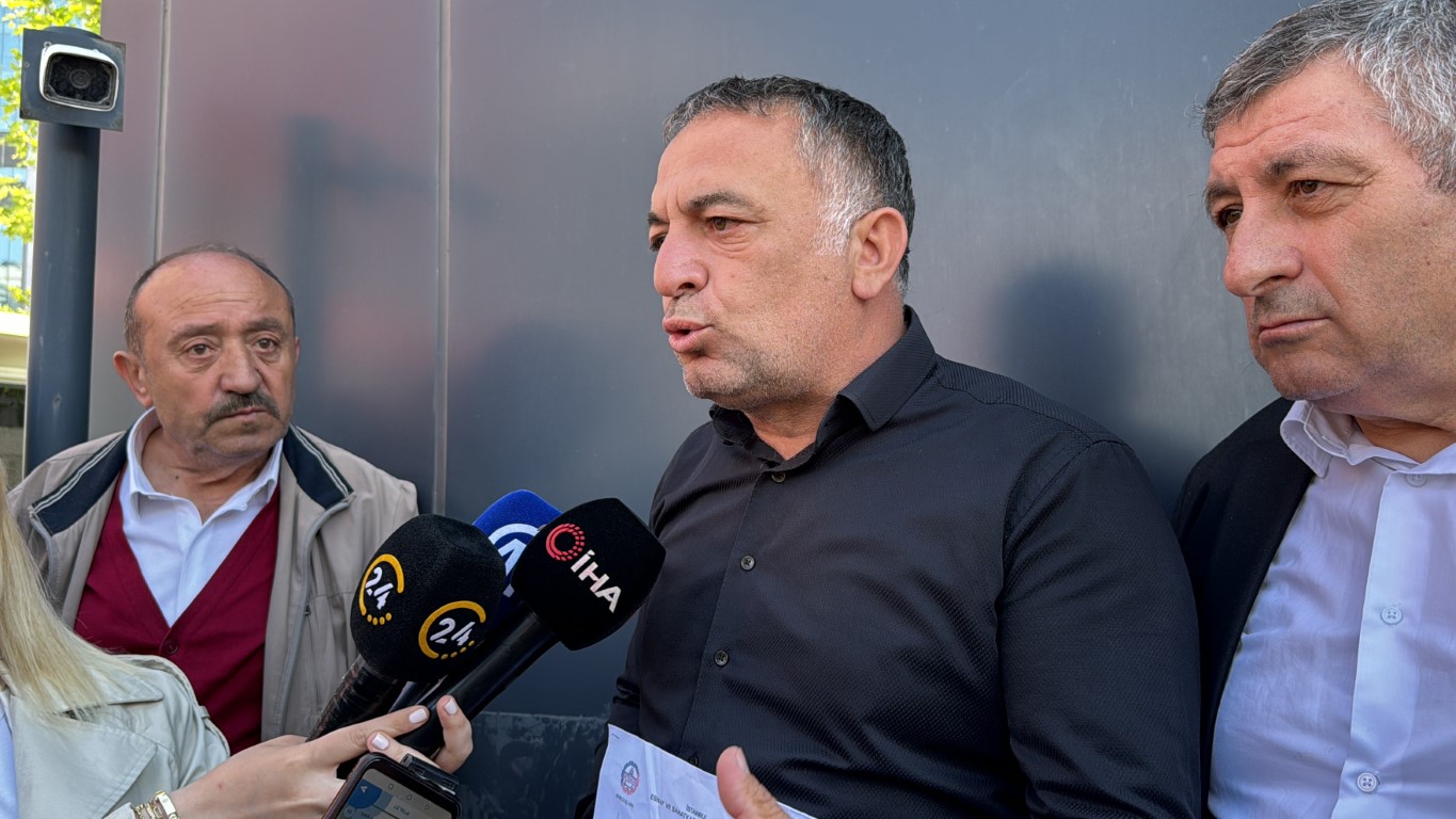 İBB mağduru taksicilerden CHP İl Başkanlığı binası önünde düdüklü protesto