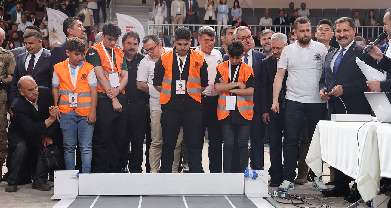 Depremzede öğrenciler ’HATAYBOT’ robot yarışmasında yarıştı