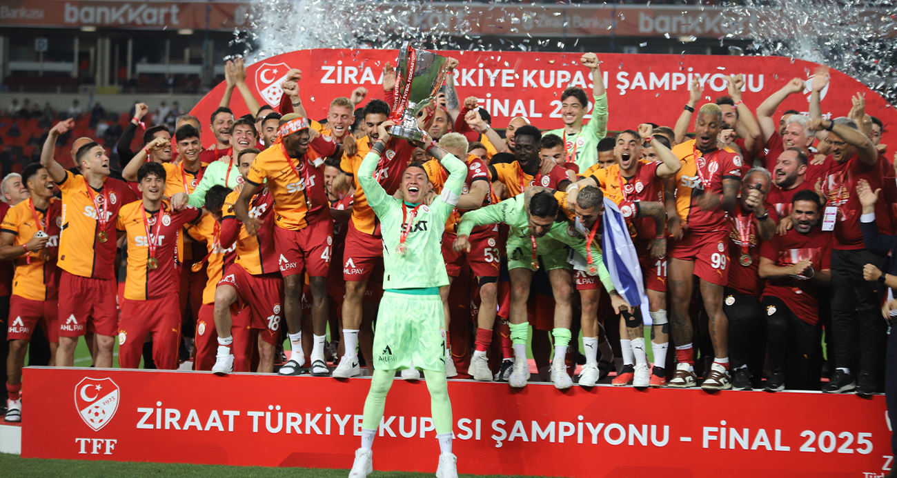 Galatasaraylı oyuncular Türkiye Kupası’nı kaldırdı, coşku zirveye ulaştı