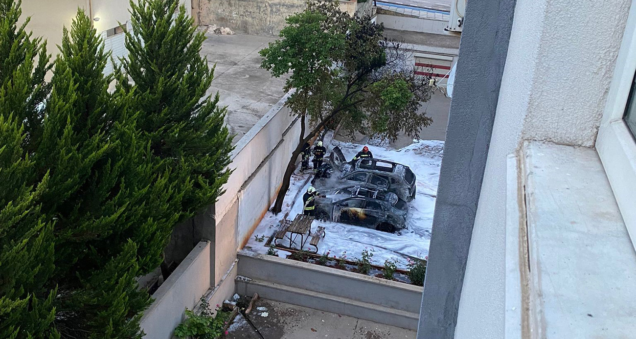 Otoparktaki 2 lüks araç yanarak küle döndü
