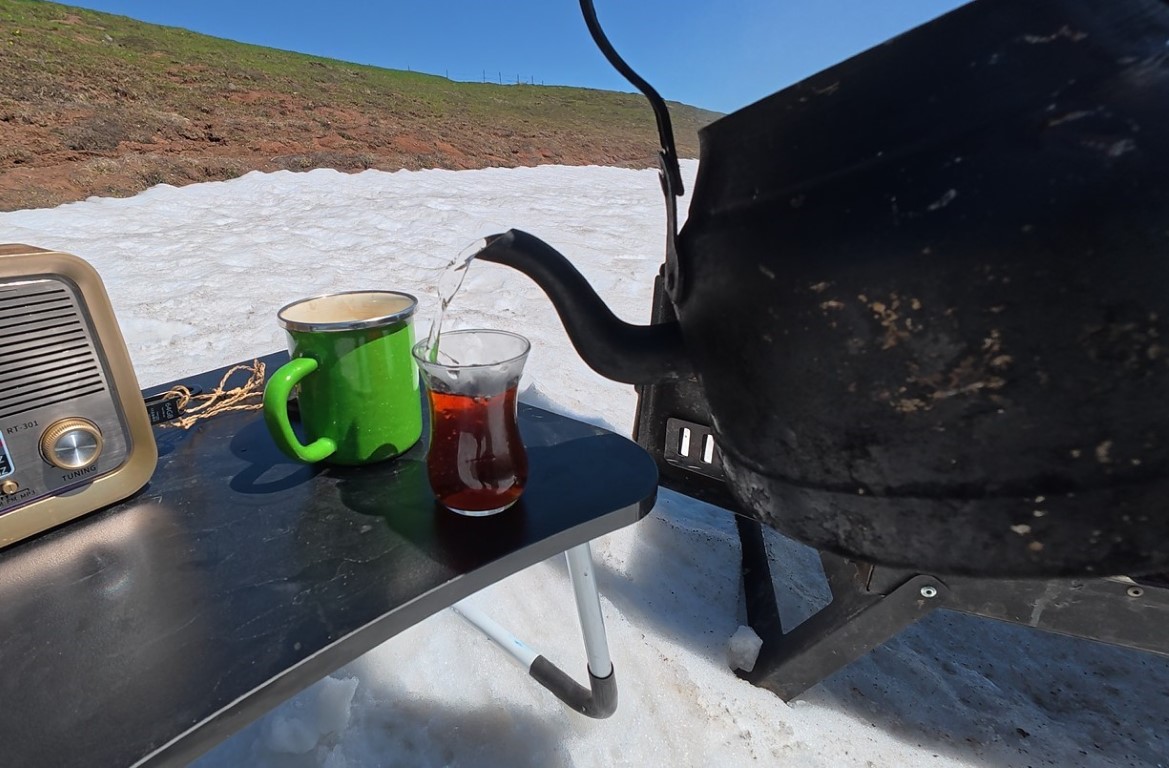 Mayıs ayında kar üstünde kara demlikte çay keyfi yaptı