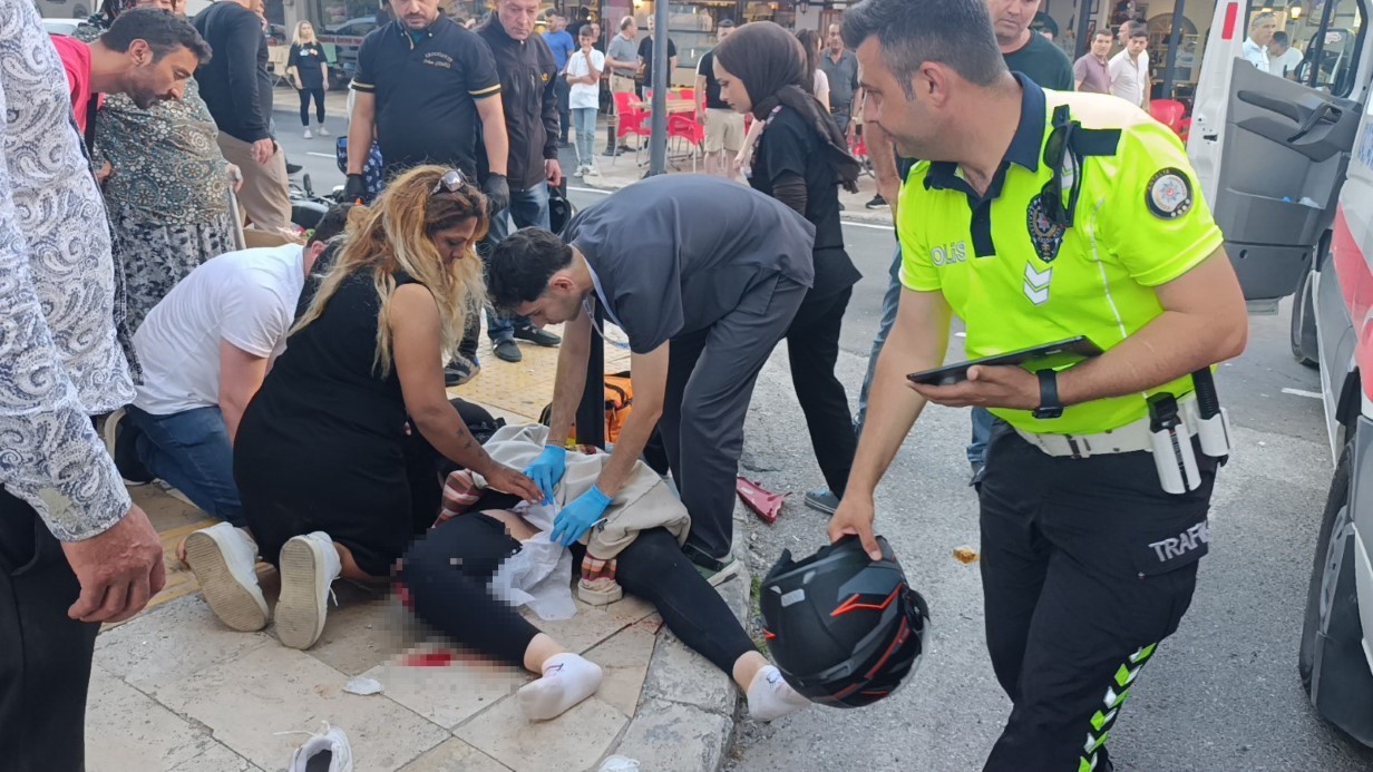 Antalya’da ters yönden çıkan otel servisi ile motosiklet çarpıştı: 1 ölü