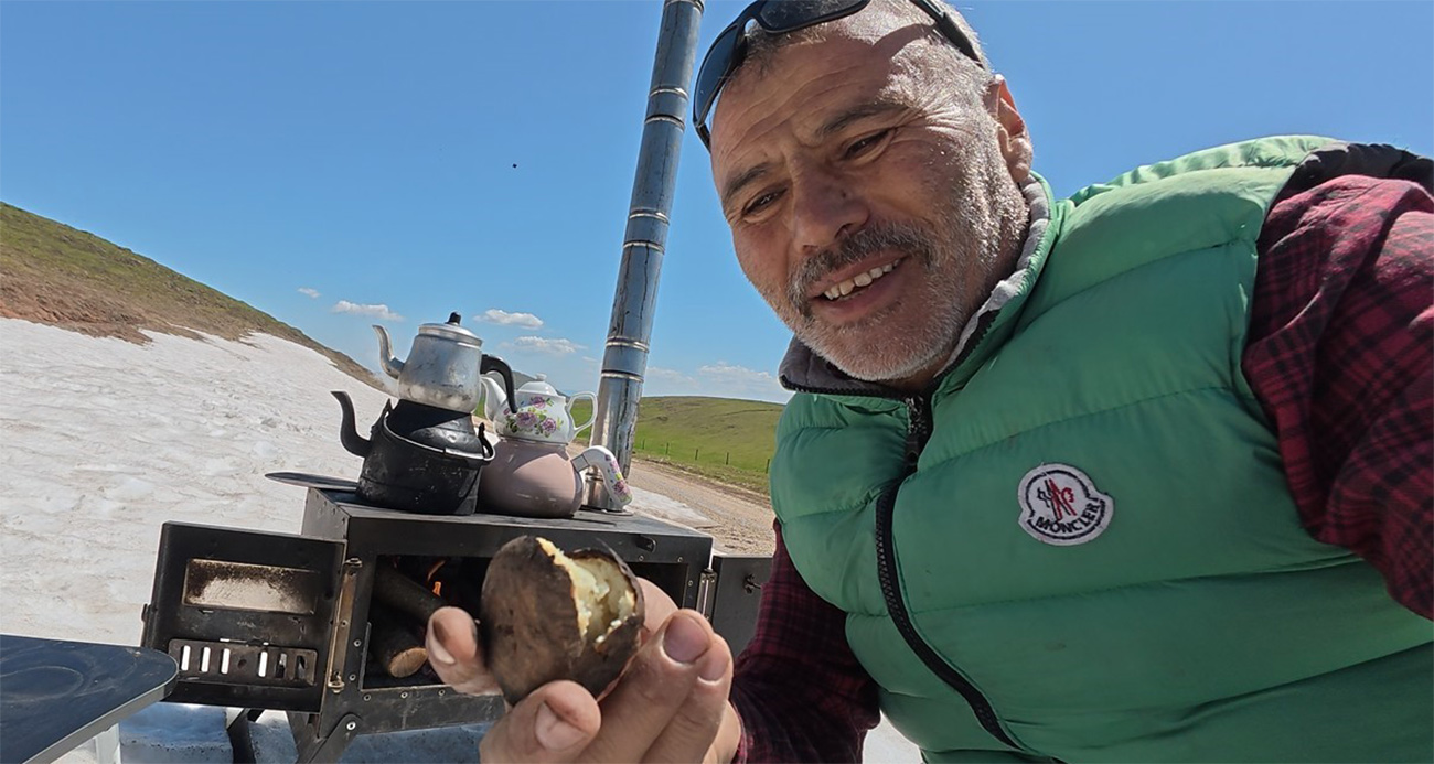 Mayıs ayında kar üstünde kara demlikte çay keyfi yaptı