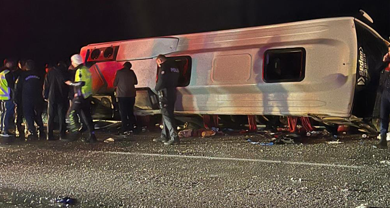 Kontrolden çıkan minibüs devrildi: 1 ölü, 19 yaralı