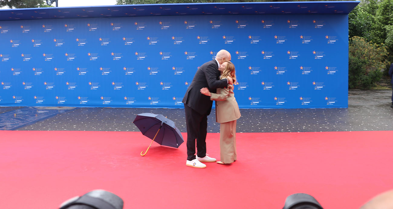 Arnavutluk Başbakanı Rama, İtalya Başbakanı Meloni’yi önünde diz çökerek karşıladı