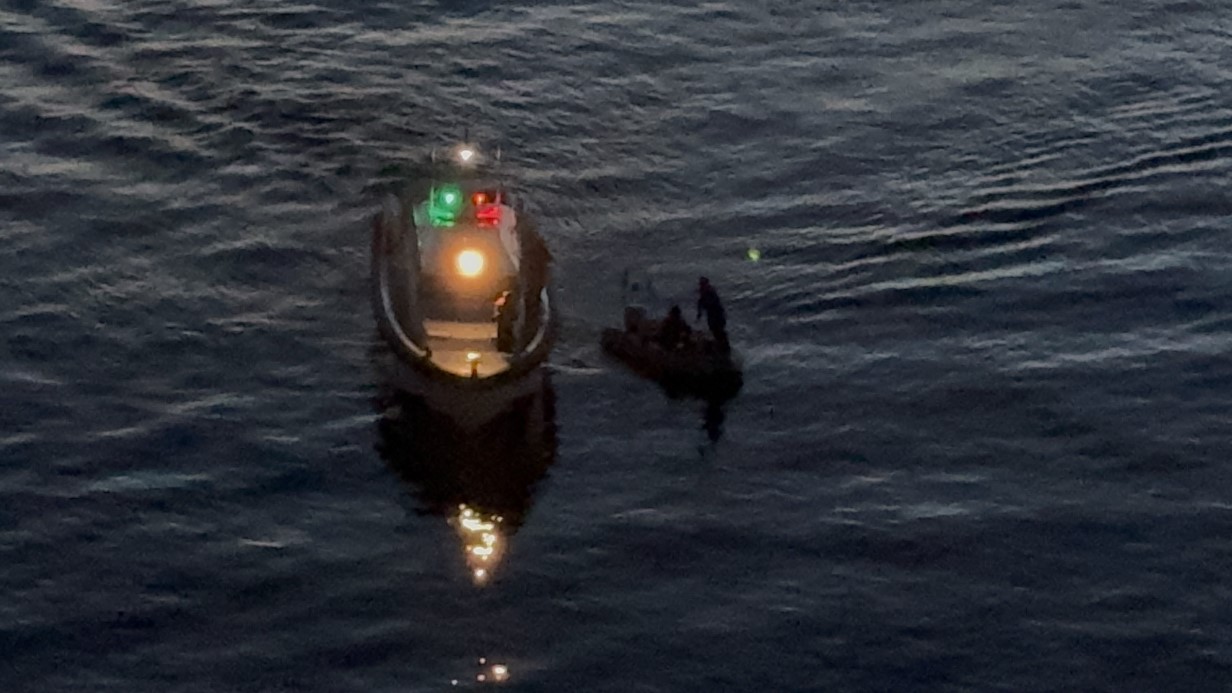 Balık tutarken kayalıklardan denize düşen genç yaralandı