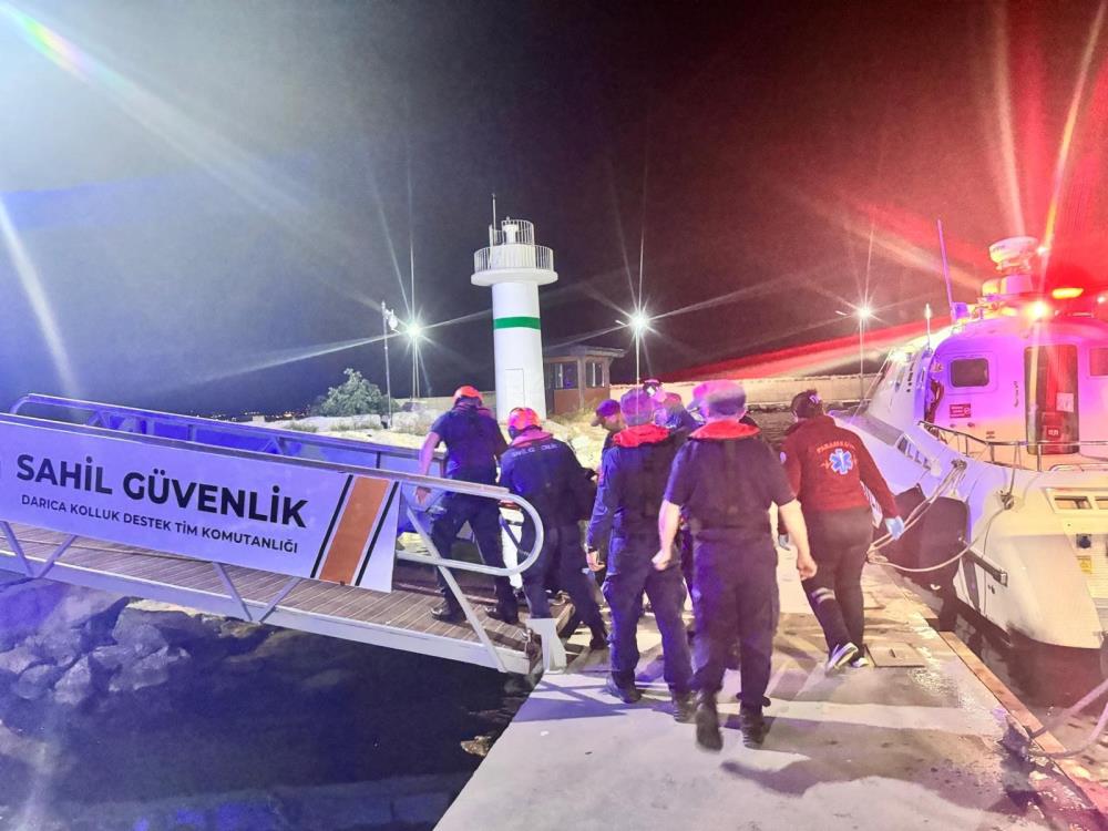 Balık tutarken kayalıklardan denize düşen genç yaralandı