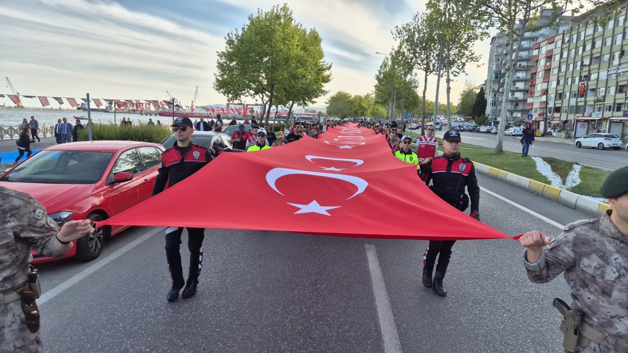 Tekirdağ’da dev yürüyüş: Polis ve gençler omuz omuza yürüdü