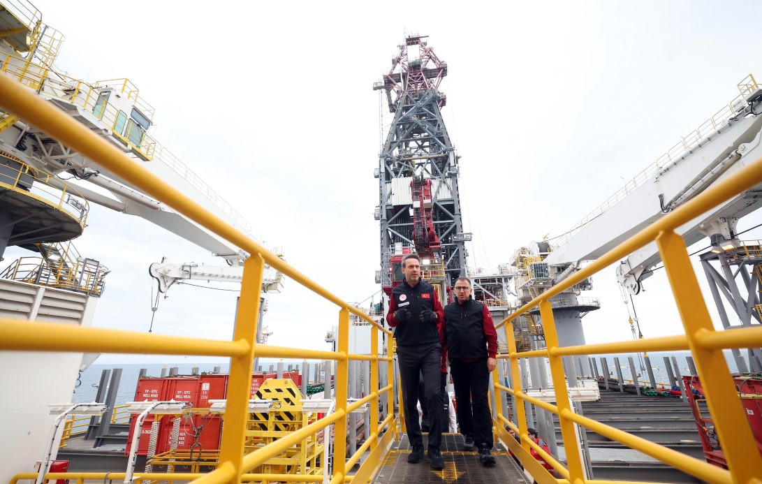 Bakan Bayraktar, Abdülhamid Han sondaj gemisini ziyaret etti