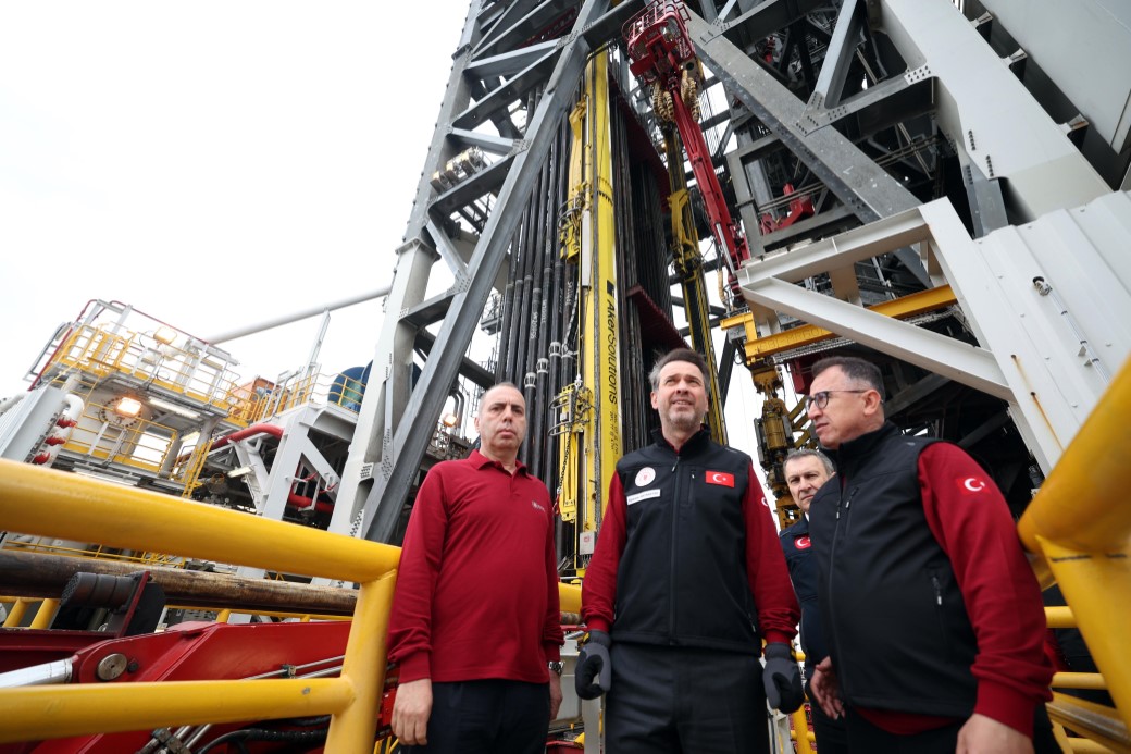 Bakan Bayraktar, Abdülhamid Han sondaj gemisini ziyaret etti