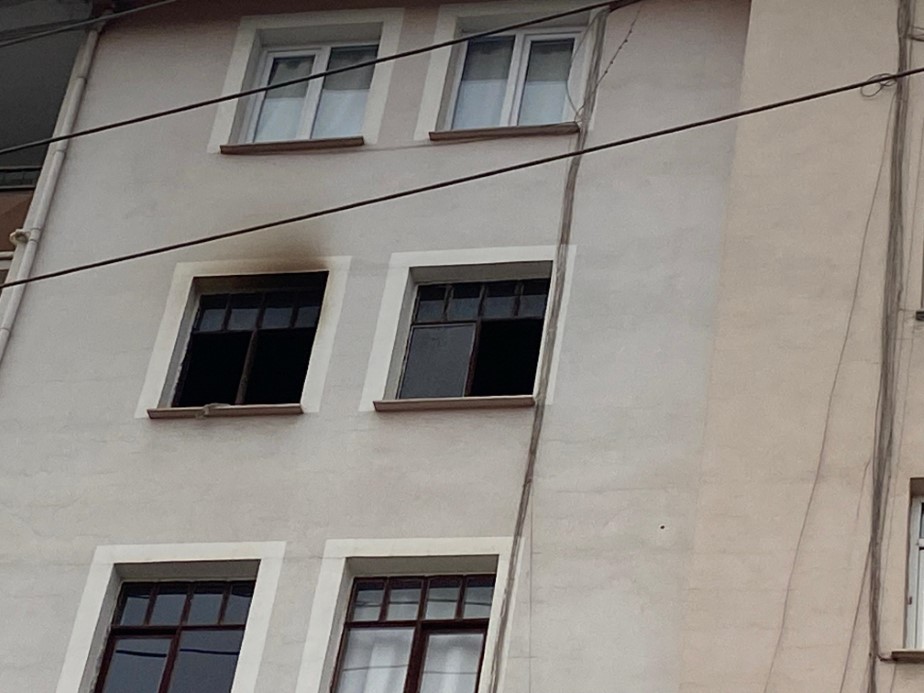 Şarj edilen akü patlayarak yangına sebep oldu: Ev kullanılamaz hale geldi