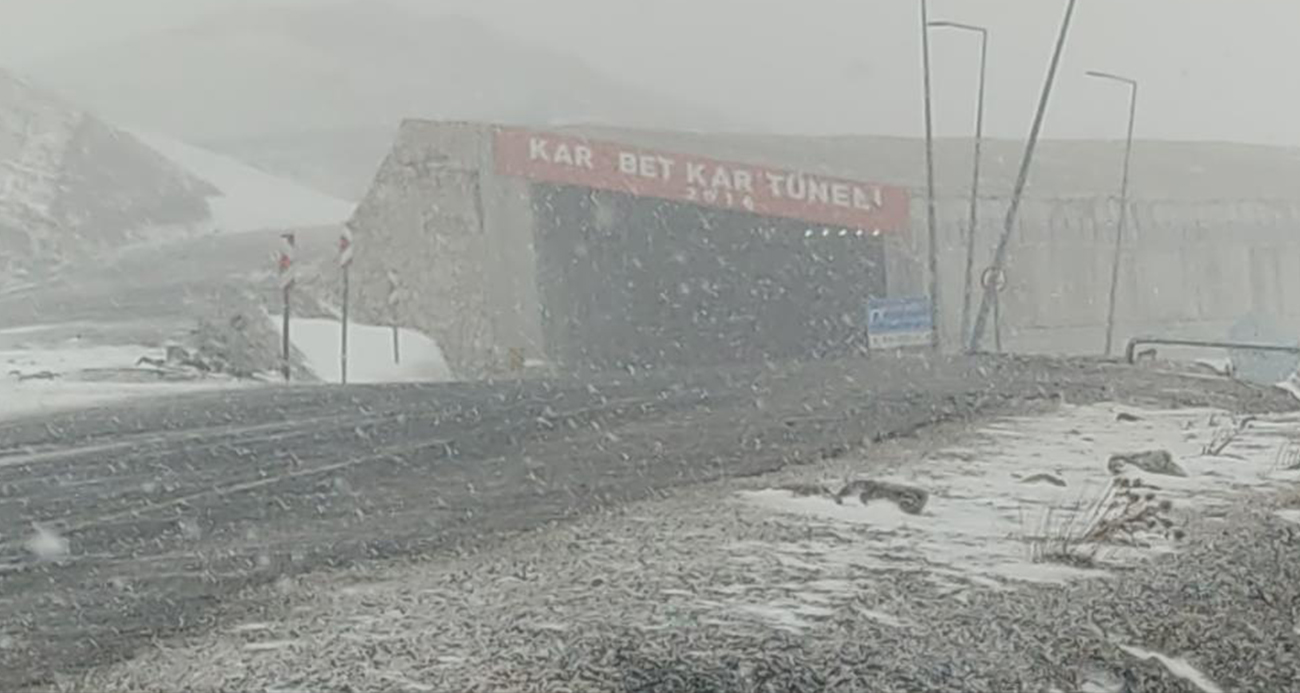 Karabet Geçidi’nde lapa lapa kar yağdı