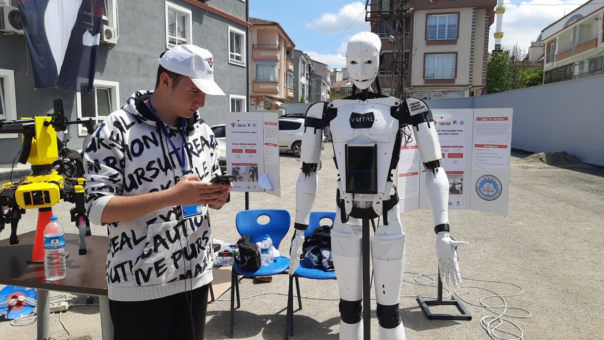Lise öğrencilerinin tasarladıkları insansı robot ve köpek ilgi çekti