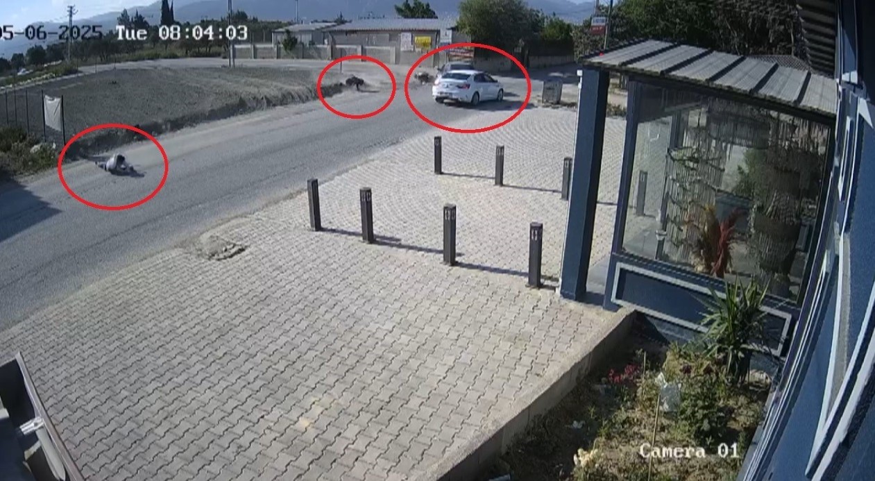 Otomobille çarpışan motosikletten metrelerce havaya uçan genç: 