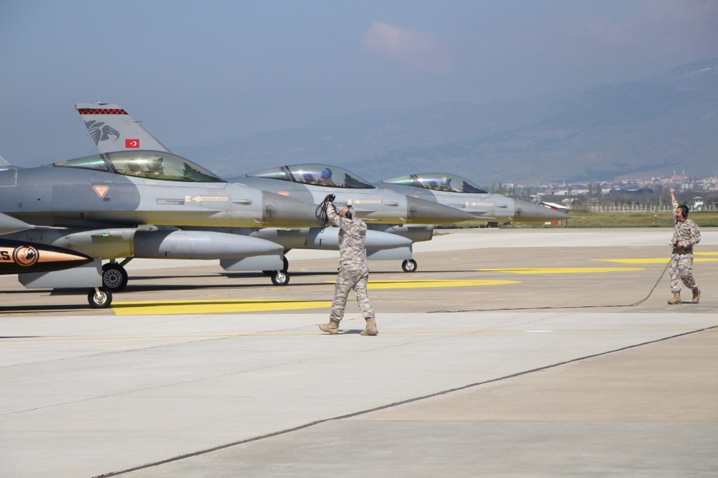 F-16’lar zorlu göreve 15 dakikada hazırlanıyor
