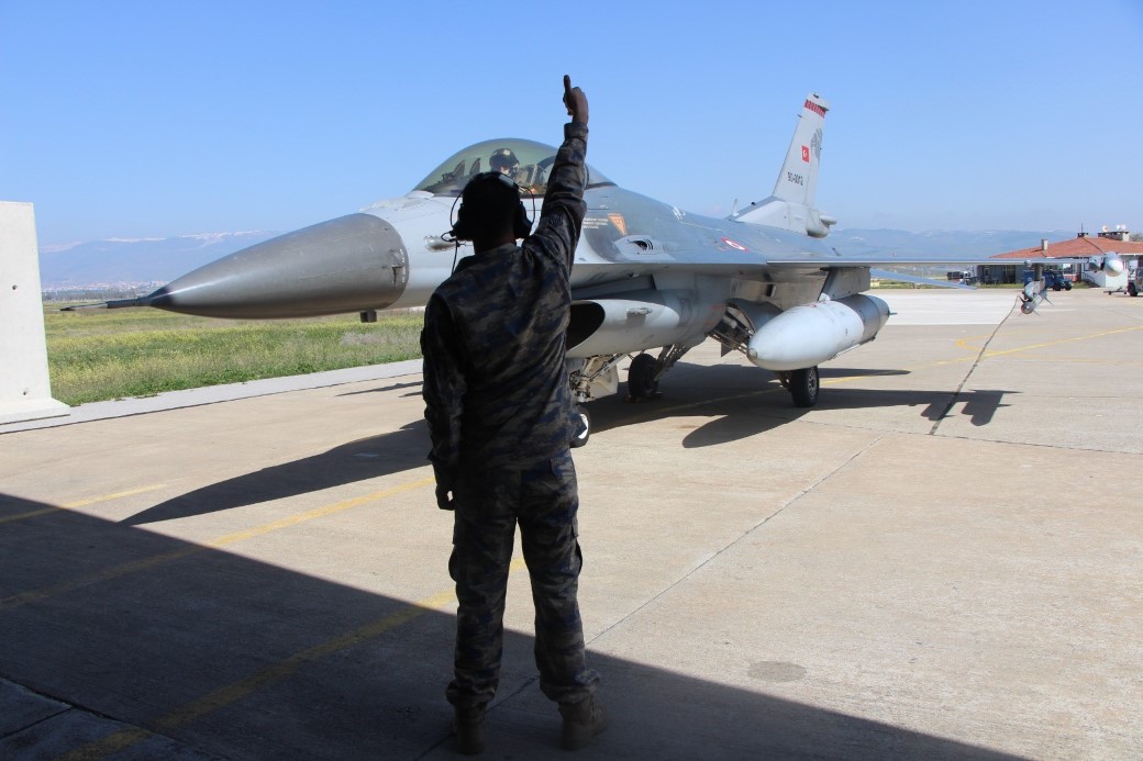 F-16’lar zorlu göreve 15 dakikada hazırlanıyor
