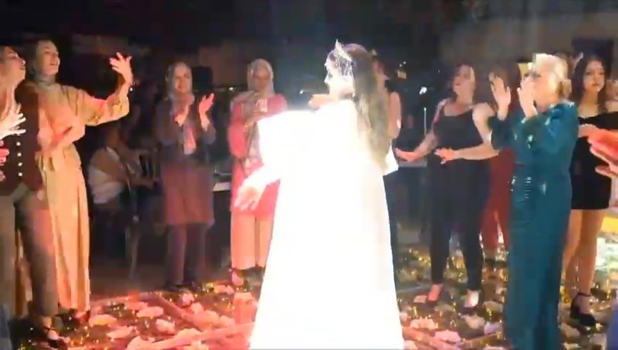 Disko topunun gelinin üstüne düştüğü anlar kameraya yansıdı