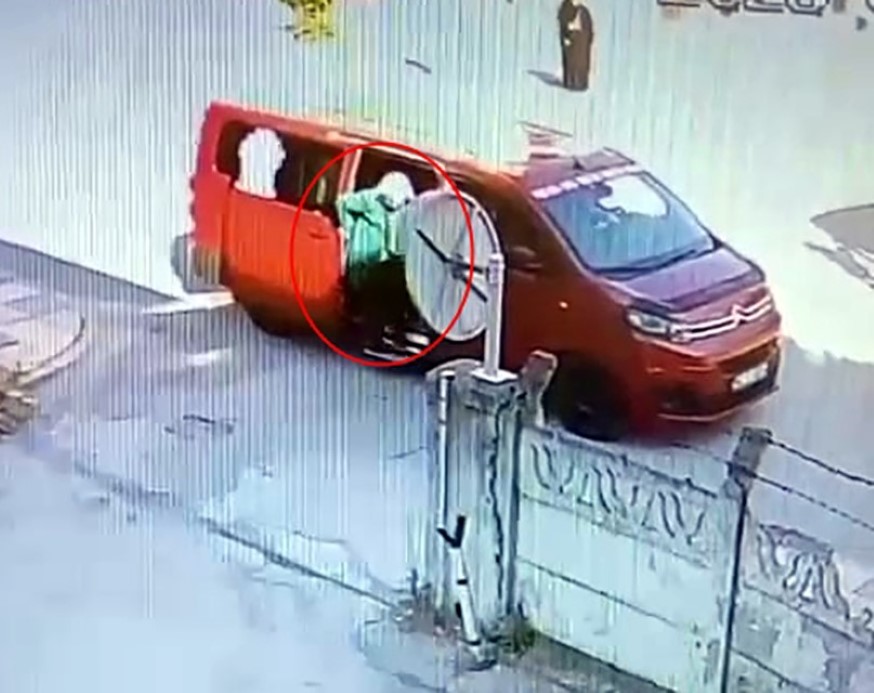 Dolmuştan inmek istedi, araç hareket edince böyle sürüklendi