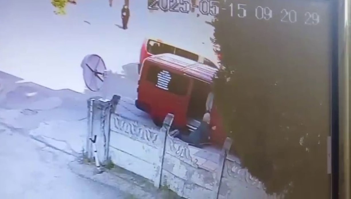 Dolmuştan inmek istedi, araç hareket edince böyle sürüklendi