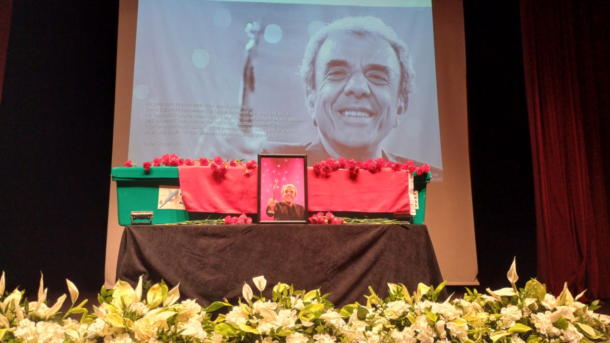 Ünlü yönetmen Ali Özgentürk memleketinde son yolculuğuna uğurlandı