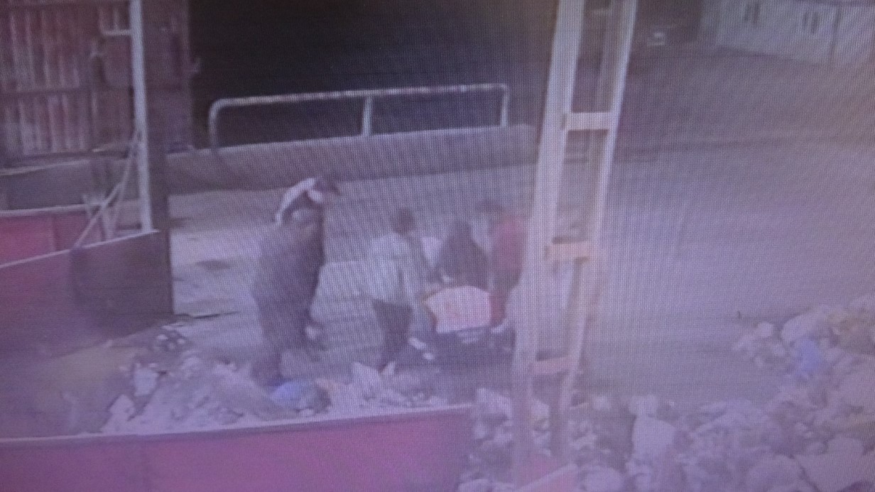 Yanlışlıkla çöpe atılan hatıra kolye 7 ton çöpün içinden 4 saatte bulundu