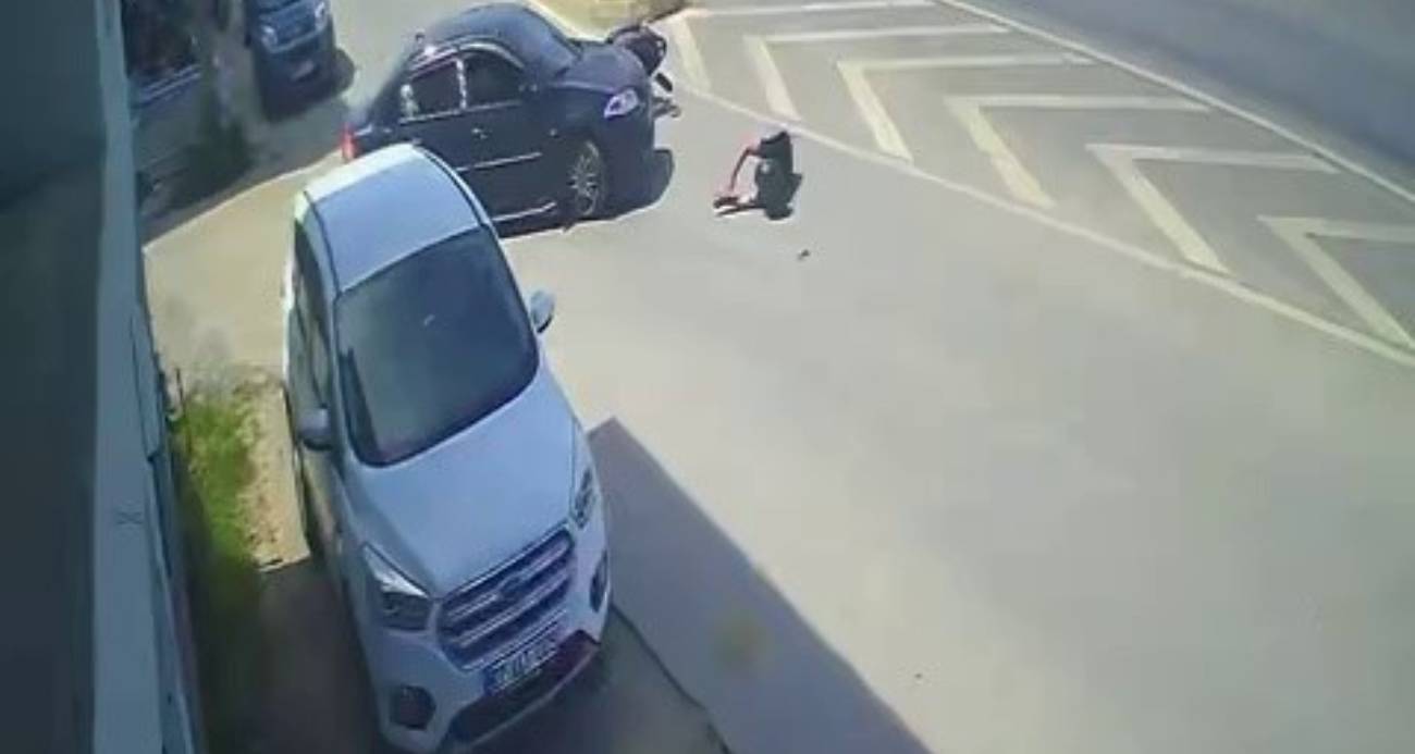 Otomobille çarpışan motosikletin sürücüsü metrelerce savruldu
