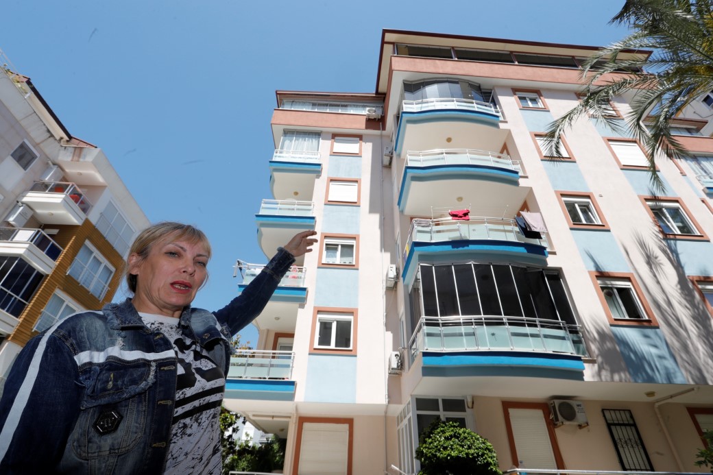 Rus öğretmen Antalya’da varlık içinde yokluk yaşıyor