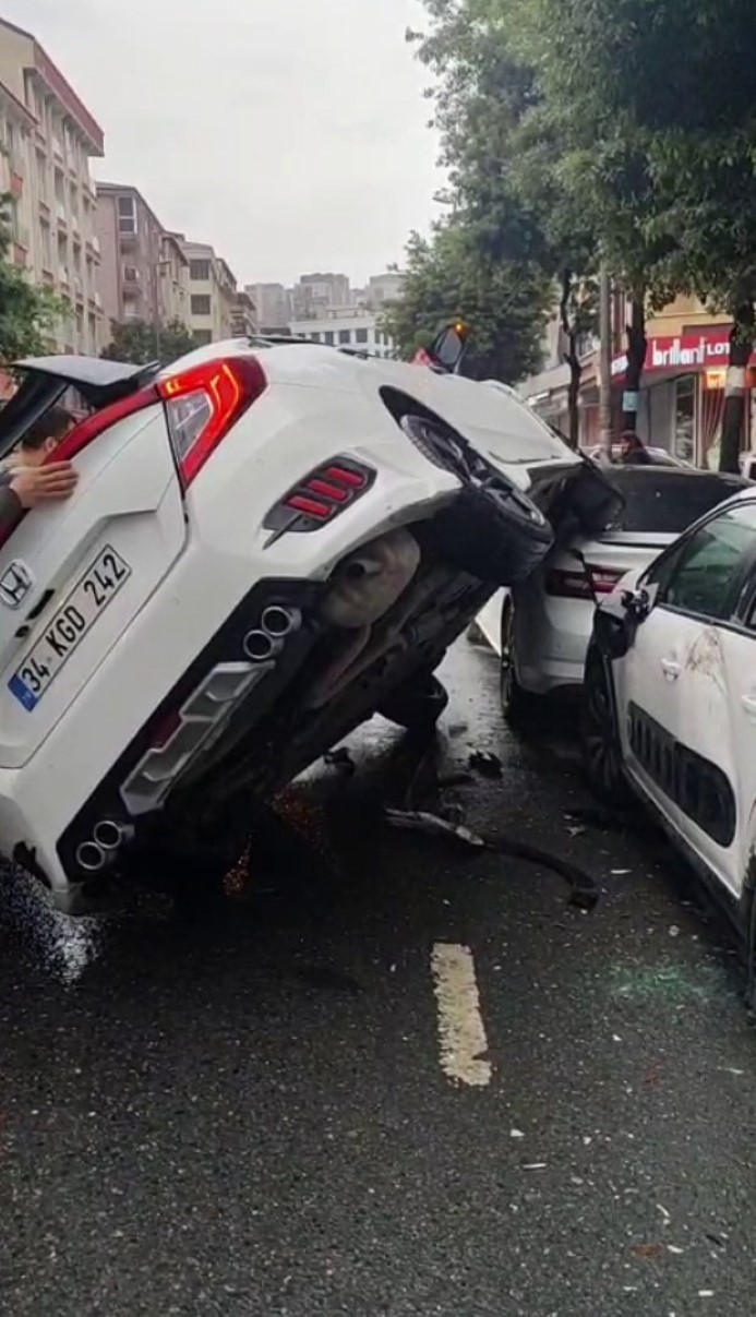 Esenyurt’ta direksiyon hakimiyetini kaybeden sürücü park halindeki 2 otomobilin üzerine çıktı