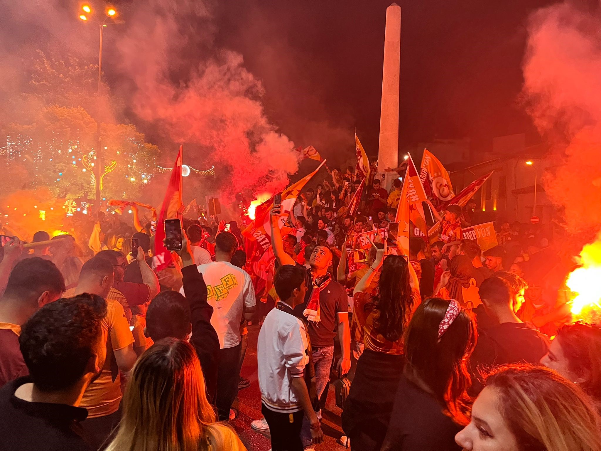 Taraftarlar sokaklara döküldü! Yurtta şampiyonluk coşkusu