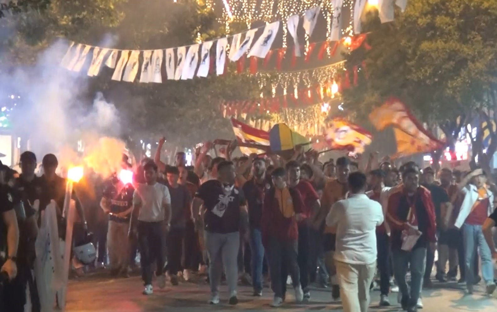 Taraftarlar sokaklara döküldü! Yurtta şampiyonluk coşkusu