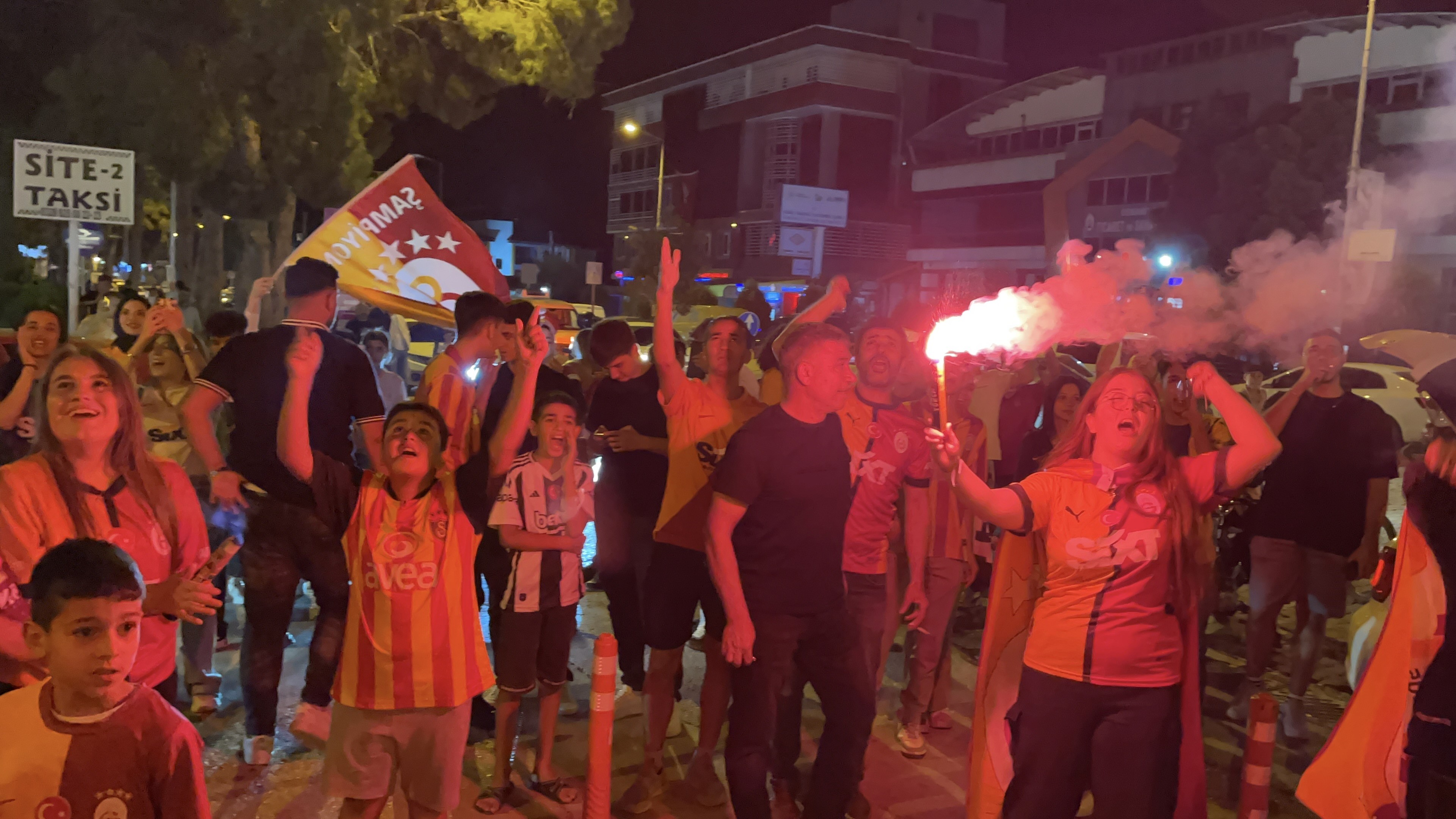 Taraftarlar sokaklara döküldü! Yurtta şampiyonluk coşkusu