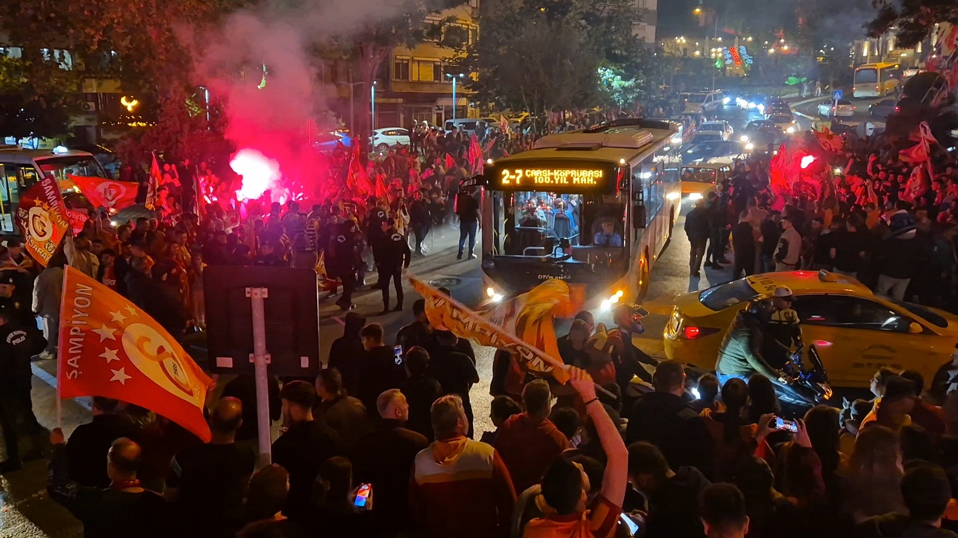 Taraftarlar sokaklara döküldü! Yurtta şampiyonluk coşkusu