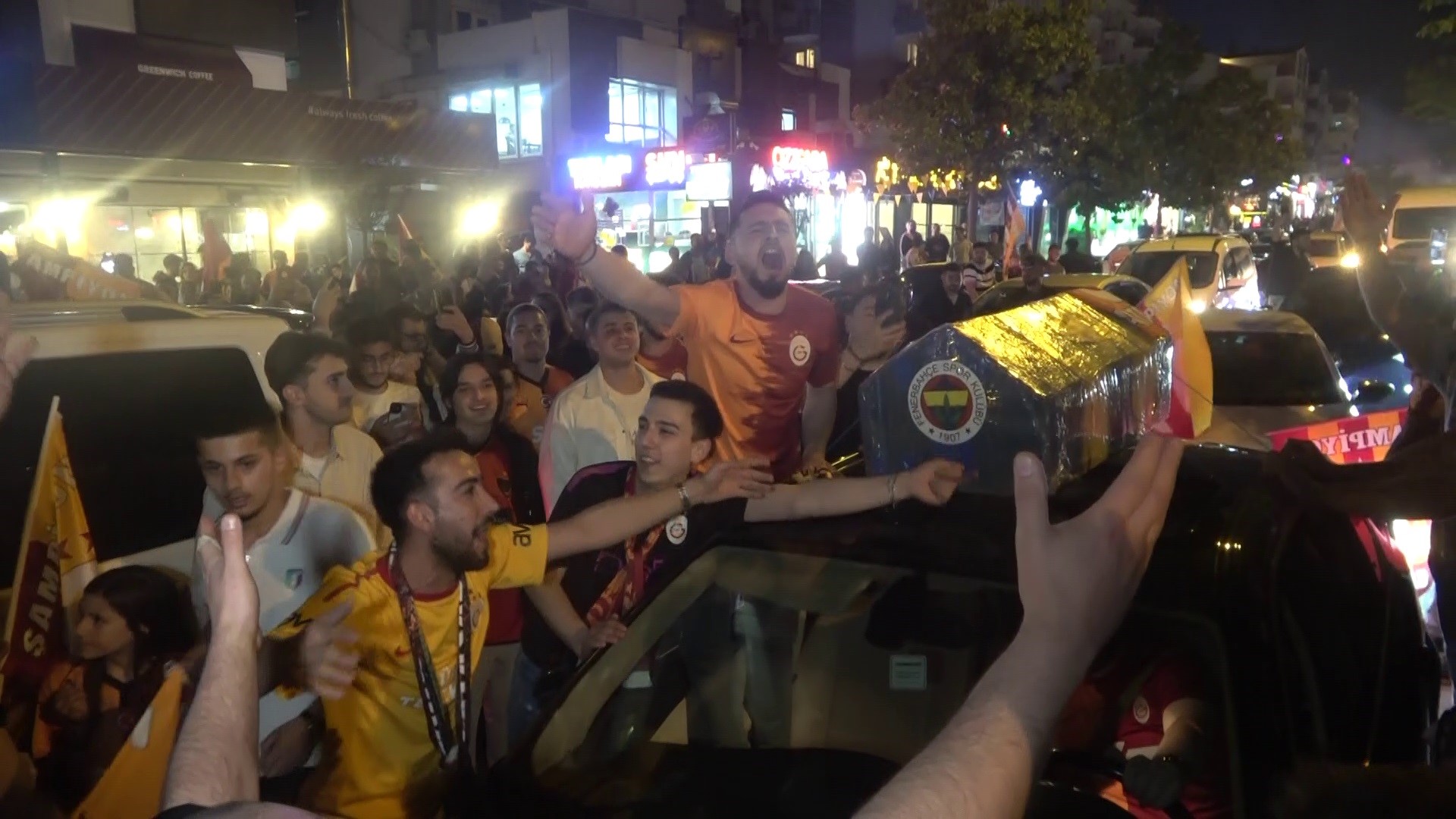 Taraftarlar sokaklara döküldü! Yurtta şampiyonluk coşkusu