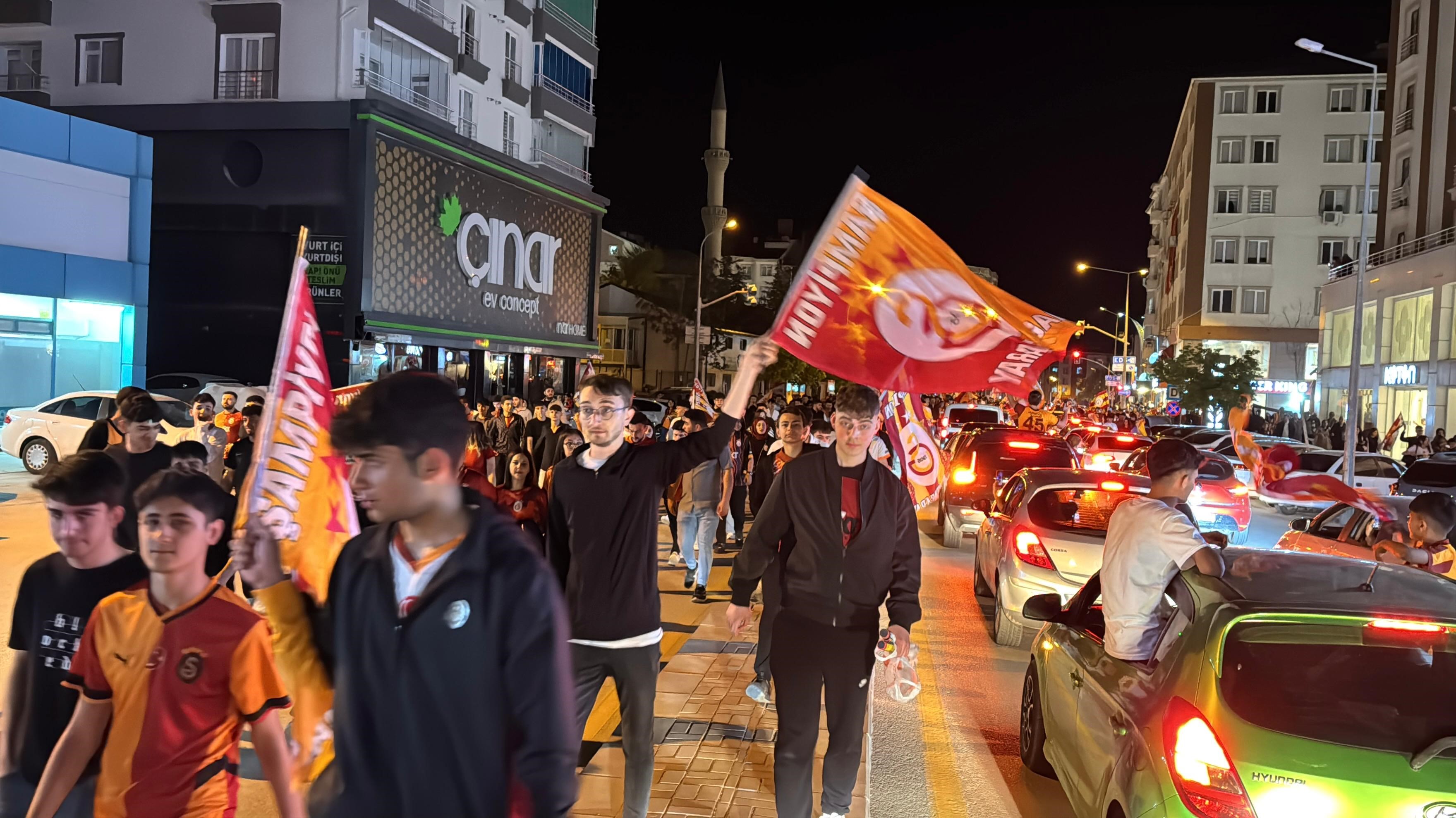 Taraftarlar sokaklara döküldü! Yurtta şampiyonluk coşkusu
