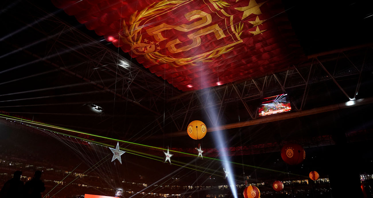 Galatasaraylı futbolcular şampiyonluğu marşlar ve şarkılarla kutladı