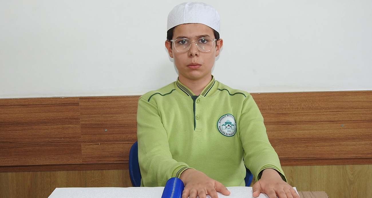 Görme engelli depremzede genç 15 ayda hafız oldu