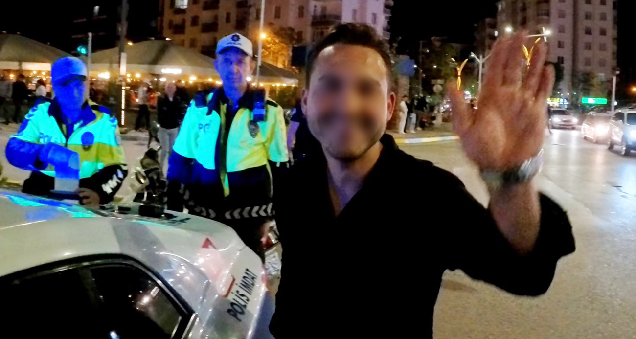 Plakasız motosikletiyle yakalanan alkollü ve kasksız sürücü, basın mensubuna el sallayıp poz verdi