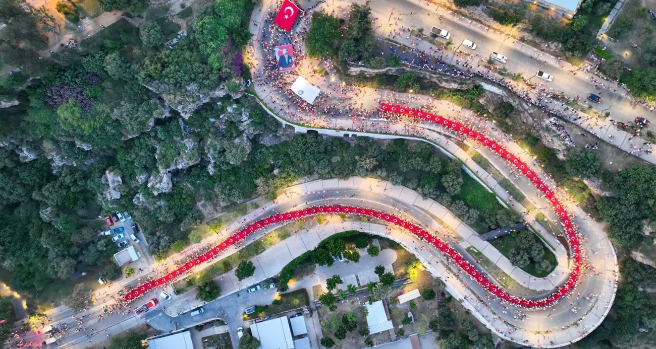 Antalya’da 400 metrelik dev Türk bayrağı ile ’Fener Alayı’ düzenlendi