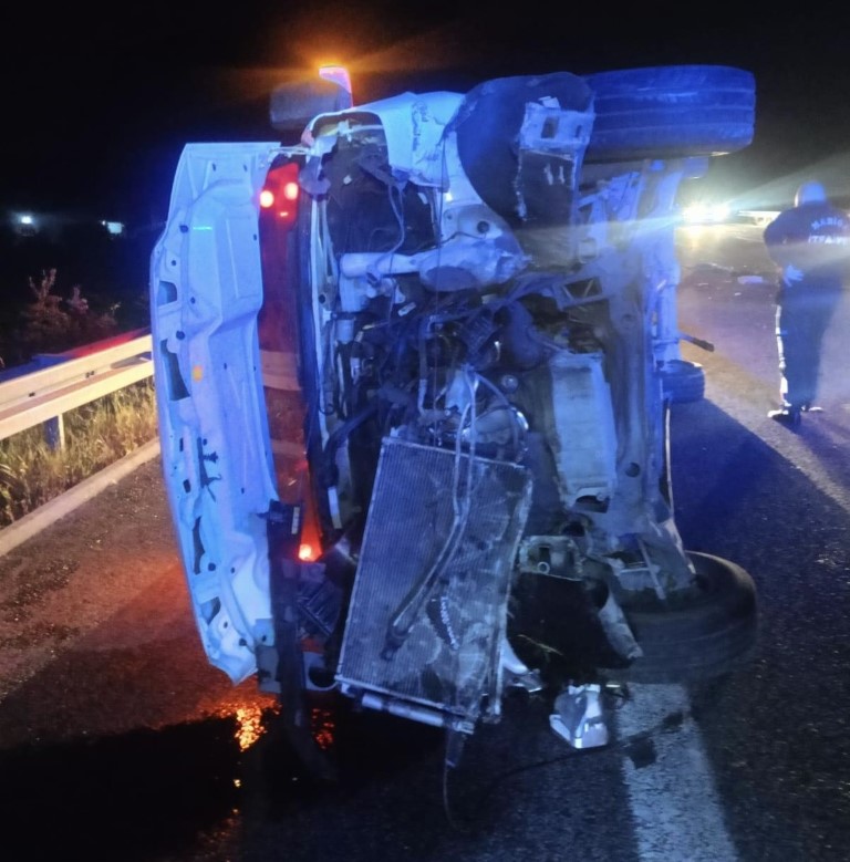 Soma’da servis minibüsü devrildi: 1 ölü, 13 yaralı