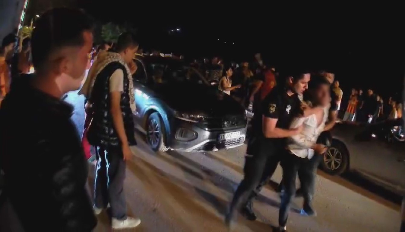 Sevinç kutlamaları esnasında kavgayı ayırmayı çalışan ’Yardım edin’ çağrısı kamerada