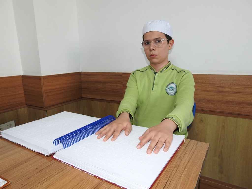 Görme engelli depremzede genç 15 ayda hafız oldu