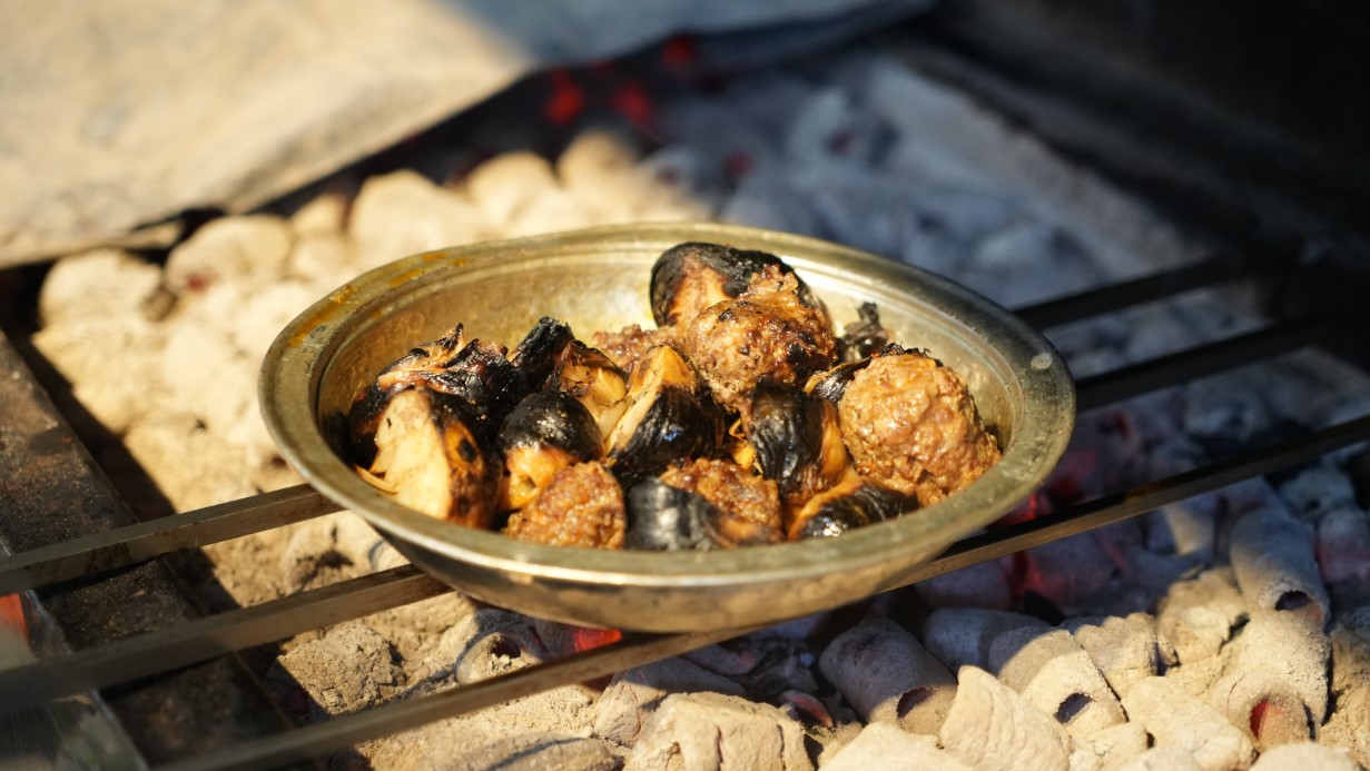 Yılda sadece 3 hafta yapılan sarımsak kebabı damak çatlatıyor