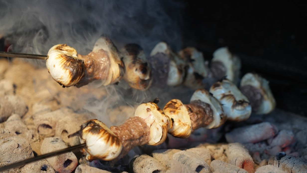Yılda sadece 3 hafta yapılan sarımsak kebabı damak çatlatıyor