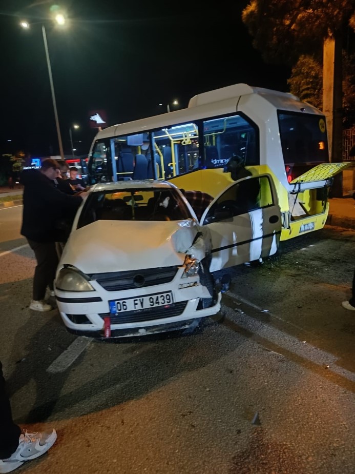 Alkollü ve ehliyetsiz sürücünün makas atıp kaza yaptığı anlar kamerada