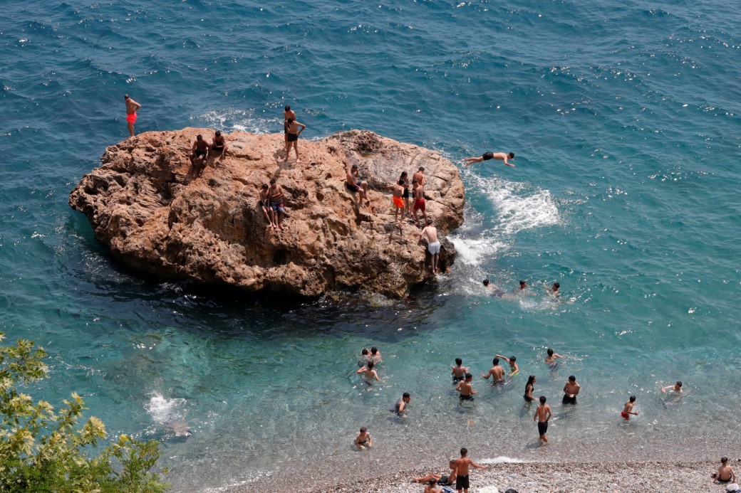 Bir günlük tatili fırsat bilen Antalyalılar Konyaaltı Sahili’ni doldurdu
